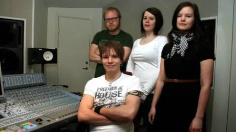 Viktor Mattsson, Ylva Fernström, Sara Norberg och Tony Tannerdal (sittande) är redo för  musikevenemanget som startar på fredag klockan 17. FOTO: Alexander Linder