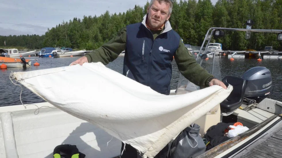 stärkt TEKNIK. Kaj Rundgren visar upp filten som ska kunna fånga hundratals fästingar.