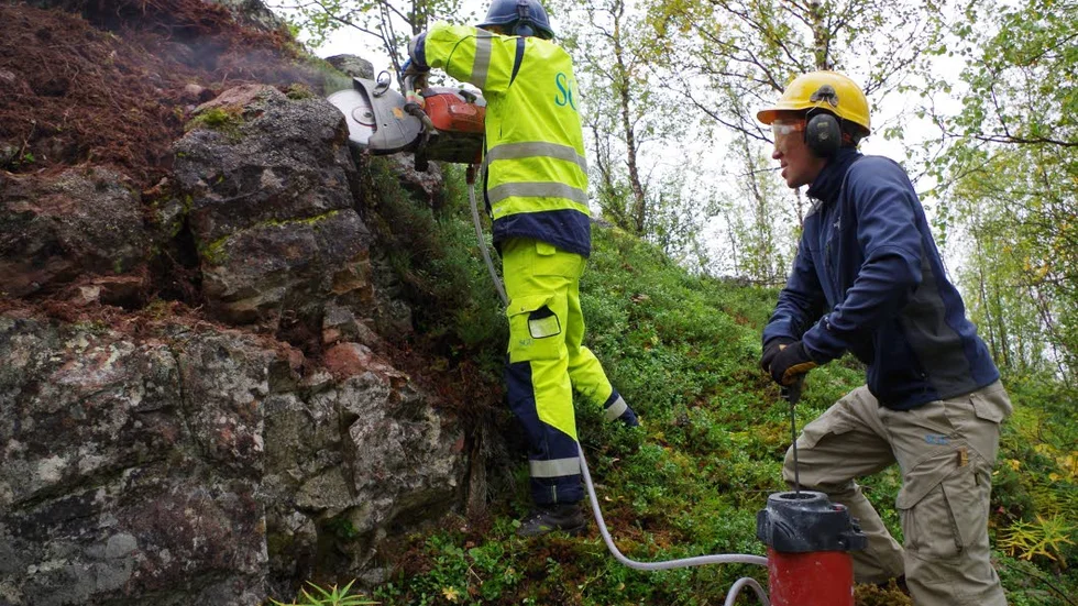 Provtagning. För att komma åt berggrund avlägsnas en del morän – men geologerna strävar alltid efter att landskapet ska se orört ut när de går därifrån.