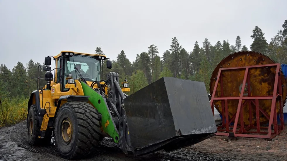 BLOCK. Stora block av granitmalm fraktas bort från Nunasvaara.