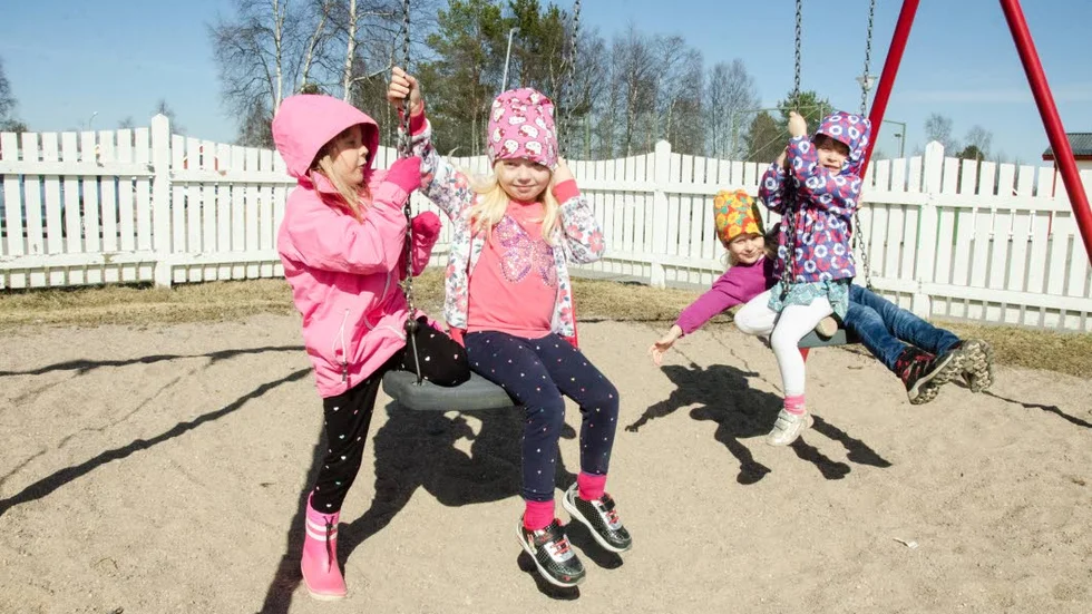 Soldyrkare. Moa, 5, Helmi, 4, Ida, 5, och Kira, 6, gillar solen men vet att de måste skydda sig.