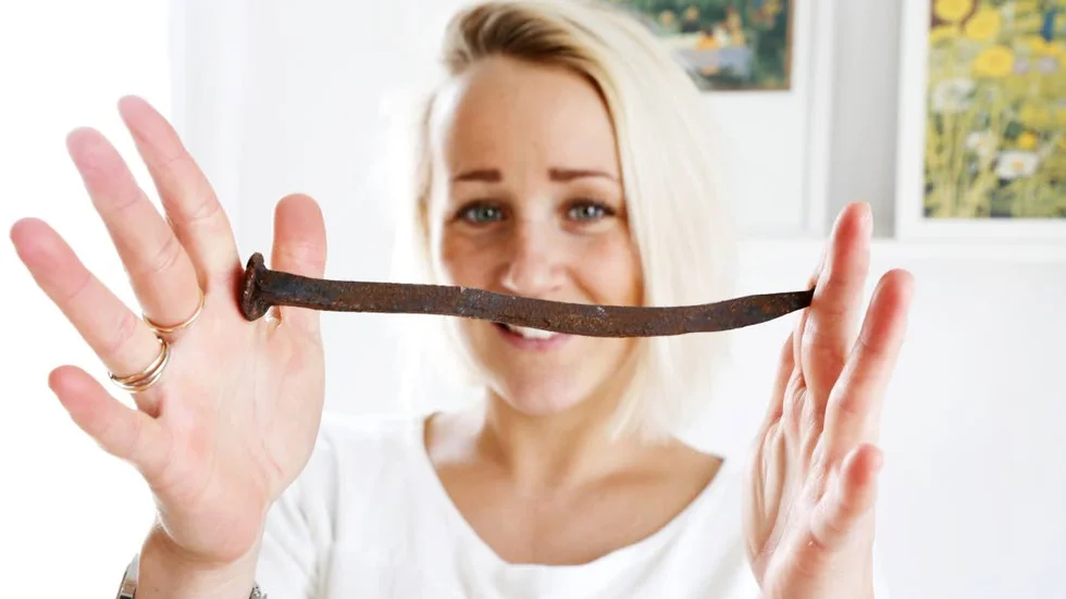 Spik. Hanna och Robin har fått kämpa hårt. Ur timret drogs en hel del riktigt grova spikar.