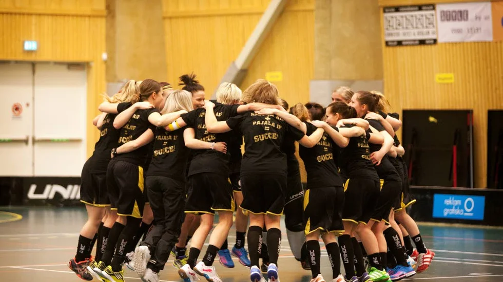 GLÄDJE. Kiruna AIF blev klara seriesegrare redan förra helgen och firade på hemmaplan efter matchen mot Notviken.