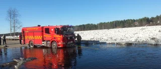 Bil hamnade i vattnet - man räddad i sista sekund