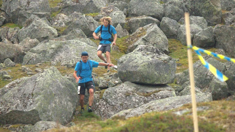 Första laget i tuffaste klassen, Extreme, är på väg mot mål. Lagnamn "Tema Haglöfs Silva". Deltagare: Björn Rydvall och Sebastian Ljungdahl.
