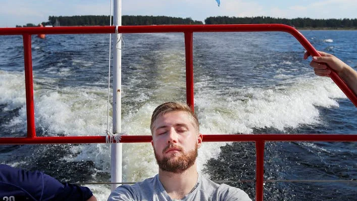 Vilsamt. Efter ett tungt träningspass kan det vara skönt att slappa på båten - vilket Joel Lassinantti gör precis här.