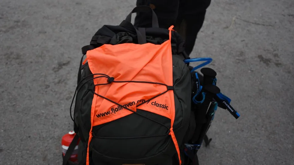 Signalement. Just nu är det många fjällvandrare ute på Kungsleden. Deltagarna i Fjällräven classic har ett orange tygstycke fäst på ryggsäcken så att de ska gå att känna igen.