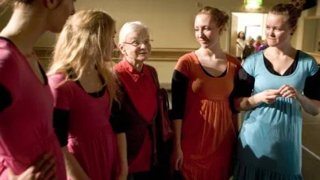 Dansarna Maria Johansson, Lisa Bergman, Linnea Andrén och Mikaela Hedstig har precis avslutat dansshowen på kalaset och får beröm från föreningens grundare Kerstin Lindgren (i mitten). FOTO: Göran Ström