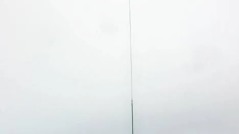 En helikopter kallades ut för att lyfta upp skotrarna ur vattnet.FOTO: Per Olof Egnell