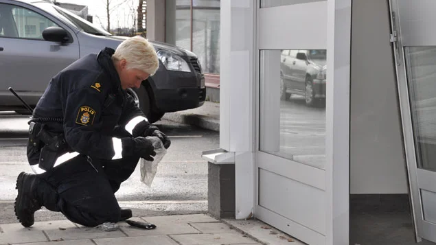 Polisen Maria Mörtberg samlar bevis.