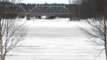 Nu är gissningen igång om när isen i Torneälven ska ge sig iväg.                                                                                                                                         FOTO: linda danhall