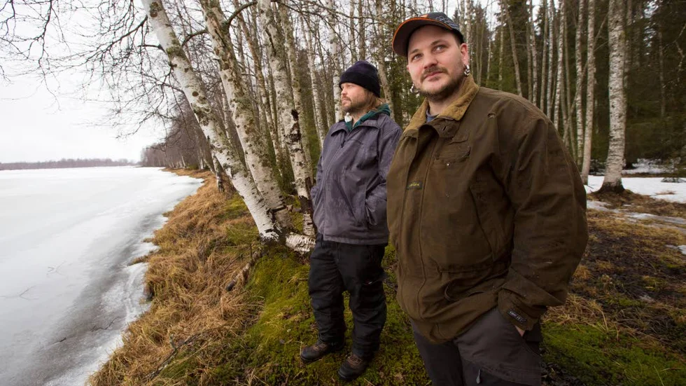 NÄRA ÖGAT. Jarmo Kuusijärvi och Daniel Stenman var med om ett otäckt tillbud när Jarmo gick genom isen och var nära att dras med av strömmarna.