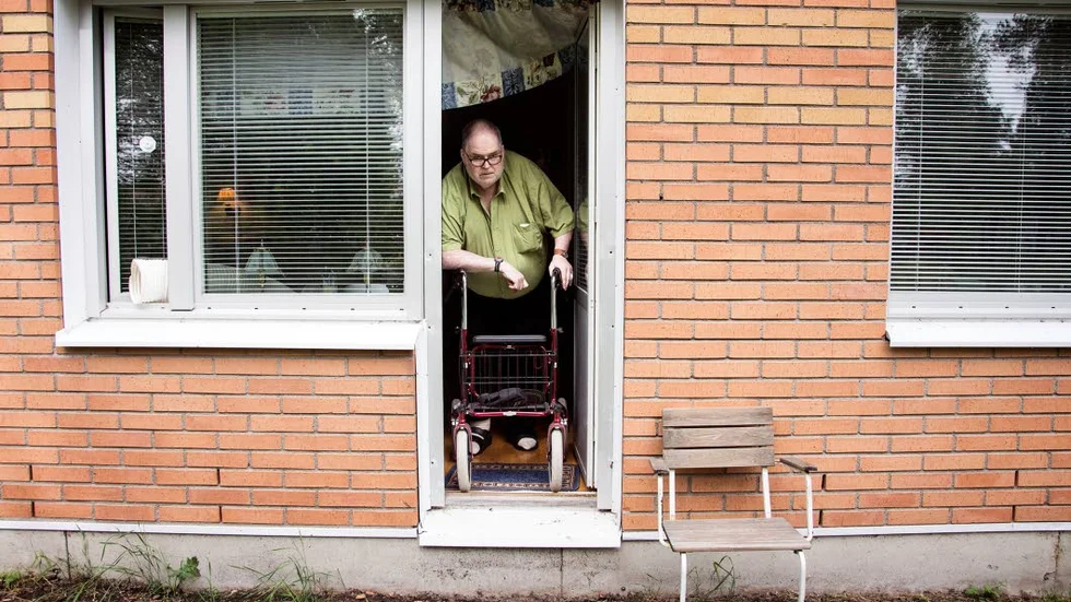 Ingen utväg. Bengt-Olof Ljungberg kan inte ta sig ut genom altandörren med rollatorn, men varken Lulebo eller kommunen tycker sig kunna hjälpa honom med det.