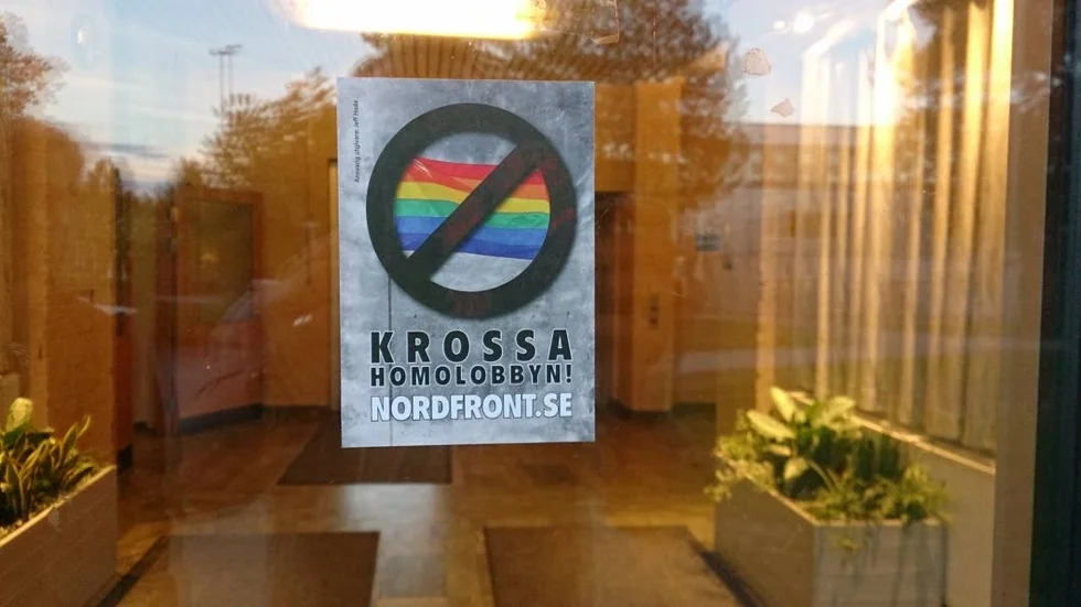 Ett av klistermärkena som mötte eleverna på Örnässkolan.