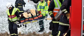 Tre till sjukhus efter singelolyckaMycket halt på olycksplatsen