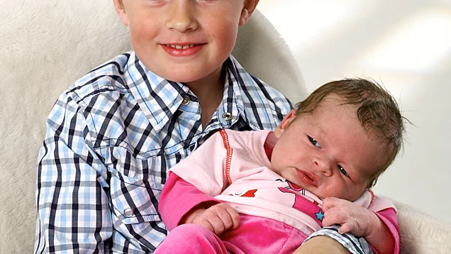 Helene Lindh och Joacim Bergling, Motala, fick 24/4 dottern Thea Bergling. Längd 51 cm, vikt 4 520 g. Storebror heter Simon Bergling, 4,5 år.