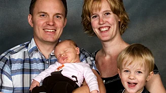 Sofia Persson och Marcus Nilsson, Landeryd, Hjorthagen, Linköping, fick den 20/10 en dotter som heter Tyra. Vikt 4 045 g, längd 51 cm. Med på bilden är även sonen Filip.