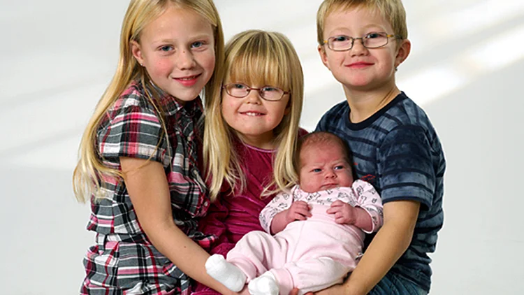 Anna och Fredrik Andersson, Motala, fick 2/11 dottern Josefin. Längd 49 cm, vikt 3 390 g. Syskonen heter Frida, 7 år, Viktor, 5, och Lovisa, 3 år.