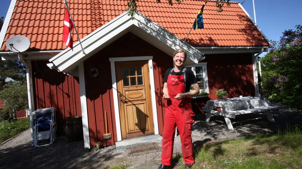 Danska flaggan för Jesper och den svenska för Carina vid den gamla torpingången på husets ena sida.