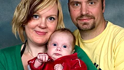 Cecilia Johansson Friberg och Fredrik Johansson, Fornsjövägen, Mjölby, fick den 20/3 en dotter som heter Moa. Vikt 3 090 g, längd 51 cm.