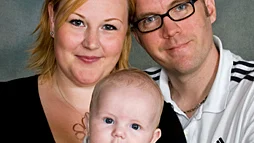 Hannah Lundberg och Patrick Jansson, Lagmansgatan, Mjölby, fick den 10/6 en son som heter Simon. Vikt 4 010 g, längd 51 cm.