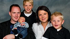 Jessica och Peter Brandt, Stensättersvägen, Linköping, fick den 7/9 en son som heter Elliot. Vikt 3 310 g, längd 49 cm. Med på bilden är även syskonen Jonathan och Emil.