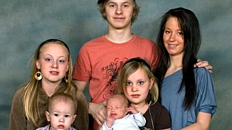 Sofie och Johan Pettersson, Tostebo, Nykil, fick den 1/1 en son som heter Zebastian. Vikt 1 902 g, längd 45 cm. Med på bilden är även syskonen Sofie, Markus, Nathalie, Zabina och Tind.