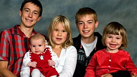 Lotta och Leif Linderstam, Stjärnorpsvägen, Vreta kloster, fick den 5/8 en dotter som heter Sara. Vikt 4 060 g, längd 52 cm. Med på bilden är även syskonen Erik, Jakob, Alice och Frida.