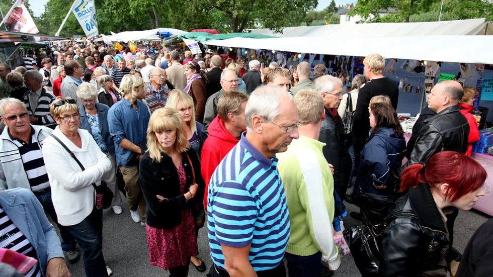 Packat mellan stånden på Skolgatan i Borensberg redan på lördagsförmiddagen.