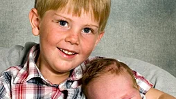 Maria och Christian Wall, Hallstalund, Rimforsa, fick den 21/7 en son som heter Martin. Vikt 3 845 g, längd 51 cm. Med på bilden är även sonen Calle.