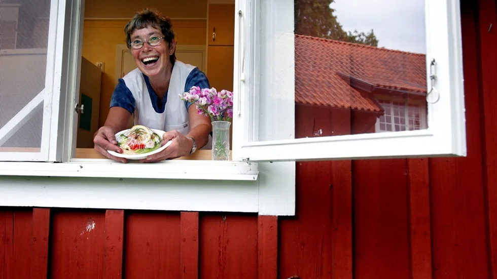 Gunilla Ström jobbar på kaféet och tror att anledningen till att räkmackorna blivit så populära är att de bakar brödet själva.FOTO: JEPPE GUSTAFSSON