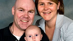 Sofia Morberg Jämterud och Lars Jämterud, Karl Dahlgrensgatan, Linköping, fick den 8/3 en son som heter Hugo. Vikt 3 100 g, längd 49 cm.