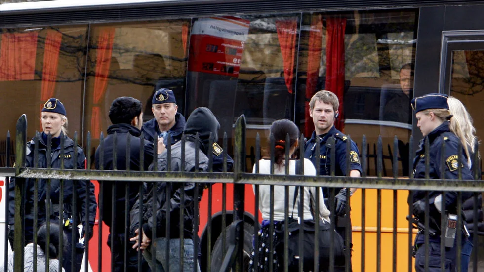 Polisen gjorde en första visitation för att leta efter de stulna ringarna innan den korta promenaden till arrestavdelningen inleddes. Foto: JEPPE GUSTAFSSON