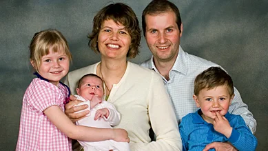 Cecilia och Andreas Gustafsson, Sliparegatan, Linköping, fick den 24/3 en dotter som heter Astrid. Vikt 3 530 g, längd 50 cm. Med på bilden är även syskonen Agnes och Samuel.