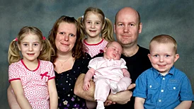 Malin Karlsson och Karl Engel, Bobergsgatan, Linköping, fick den 13/2 en dotter som heter Agnes. Vikt 3 860 g, längd 51 cm. Med på bilden är även syskonen Emil, Matilda och Johanna.