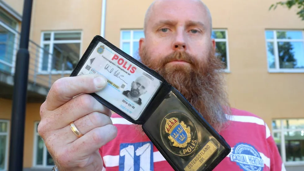 Riktig. Mikael Månsson, förundersökningsledare, visar hur en polislegitimation ser ut för att allmänheten ska kunna skilja riktiga poliser från falska.