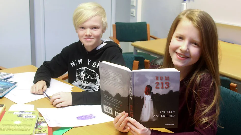 Läser för klimatet. För varje sida Måns Nilsson Nordh och Alice Laurell läser får föräldrarna bidra med en krona till Musikhjälpen.