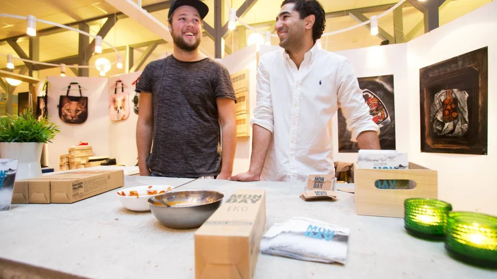 Glada. Sefin Ismail hade premiär för sitt varumärke Monday på Linköping vego, falafel packeterad i en kartong där designen inspirerats av whiskyförpackningar.