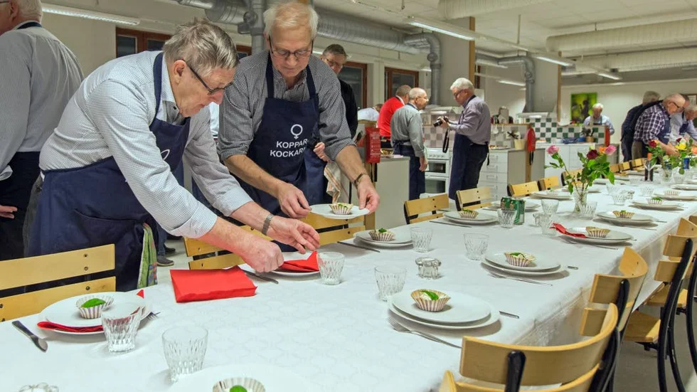 Snyggt ska det va. Enar Wiklund och Kaj Eriksson dukar långbordet för de 50 matgästerna.