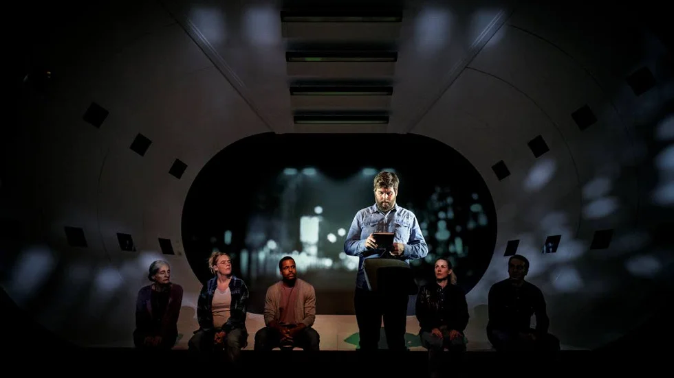 "1984" på Östgötateatern i Linköping. Maria Selbing, Sandra Huldt, David Lenneman, Peter Jansson, Caroline Harrysson och Ashkan Ghods.