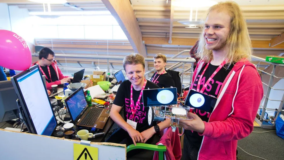 Skelar. Fredrik Löfgren håller roboten som skelar. Tillsammans med Sebastian Gustafsson, Samuel Lindgren och Mikael Szreder har han en knapp timme på sig att fixa det.