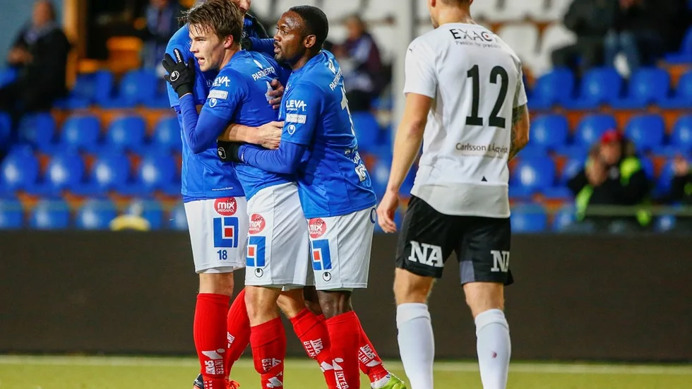 ÅTVIDABERG 20151026
ÅFF:s Simon Skrabb kramas om efter 1-1-målet i måndagens allsvenska match mellan Åtvidabergs FF och Örebro SK på Kopparvallen.
Foto: Stefan Jerrevång / TT / Kod 60160