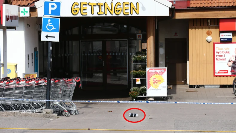 Misstänkt föremål lämnades utanför gallerian där banklokalen finns.