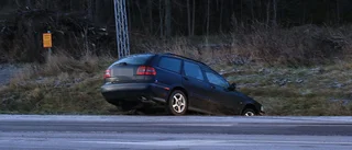 En till sjukhus efter krock med stolpe