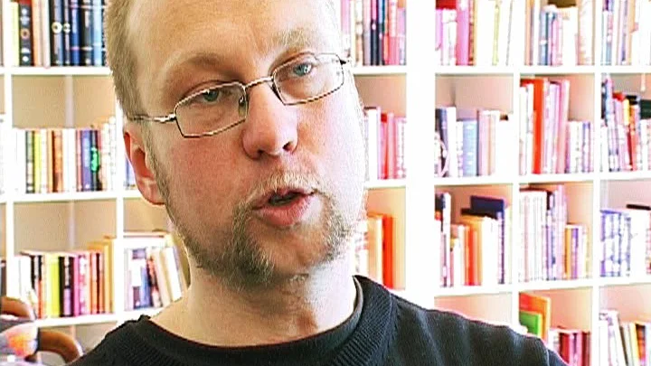 Yens Wahlgren, född 1968, är journalist, översättare och klingonist. Han har ett förflutet på Correns redaktion men arbetar sedan 2008 som webbredaktör på Lunds tekniska högskola.