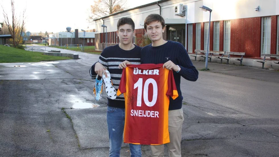 Till forskning. Ninos Simsek och Gabriel Demirel, två 17-åriga ekonomielever, har startat ett UF-företag som säljer kända idrottares saker.