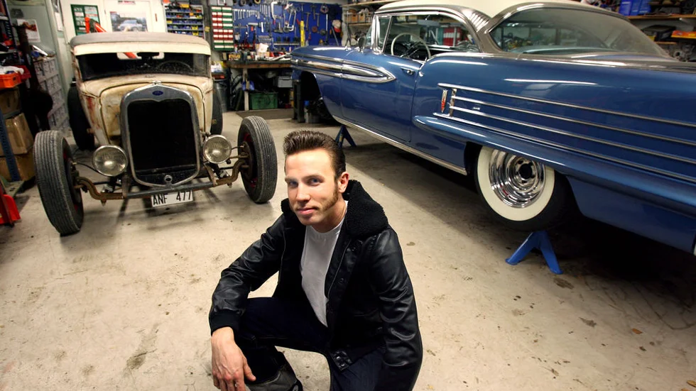 Inte konstigt att Michael Lundgren ler belåtet. Vem skulle inte göra det med en hotrod och en Oldsmobile Super 88 Holiday Coupe i garaget. Bild: Jan-Christer Persson