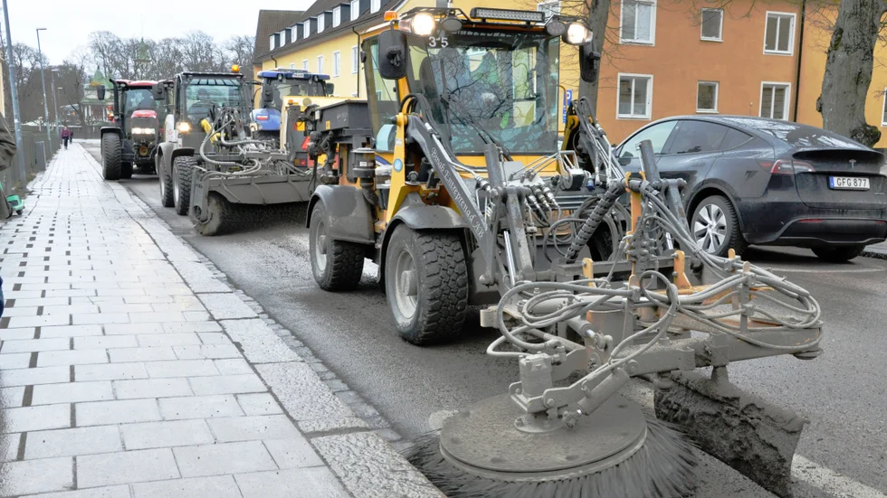 När sanden ska tas upp på Trädgårdsgatan är det en hel kolonn med fordon på rad som ser till att även kanterna blir rena från grus.