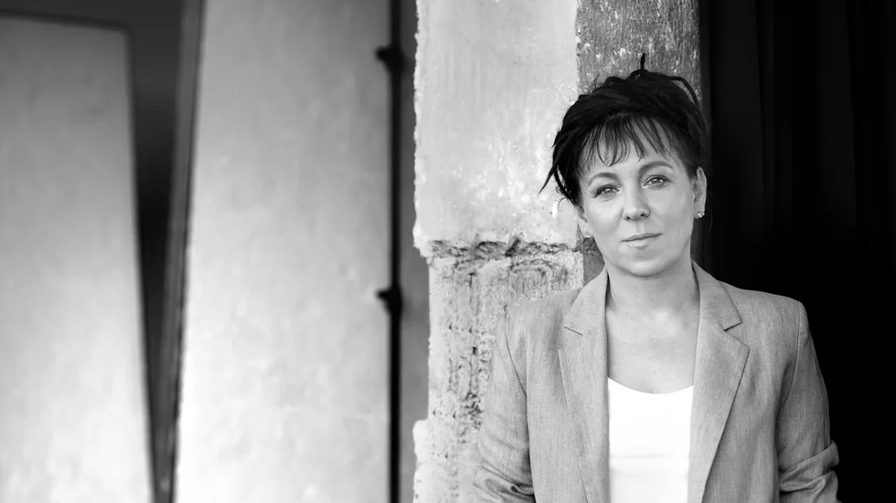 Olga Tokarczuk är en av de medverkande i "Corona – 19 författare om krisen".