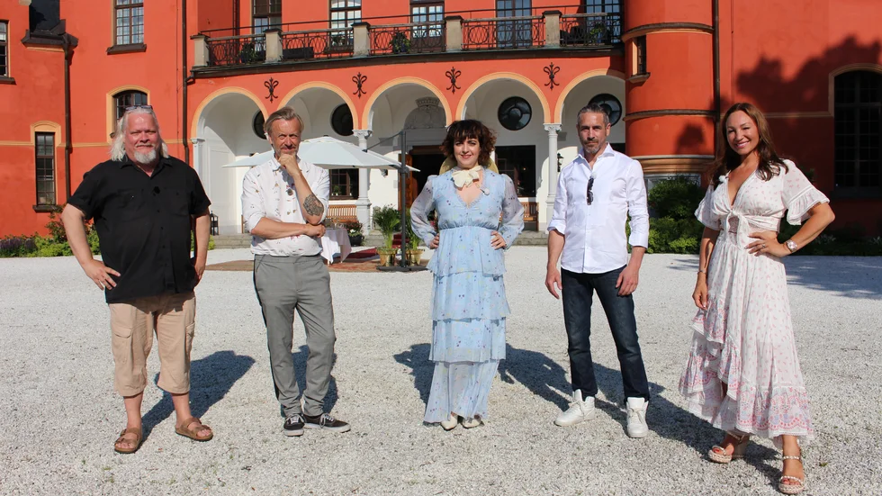 Årets medverkande i "Stjärnorna på slottet": Kjell Wilhelmsen, Ernst Billgren, Shima Niavarani, Ola Rapace och Charlotte Perrelli. Pressbild.